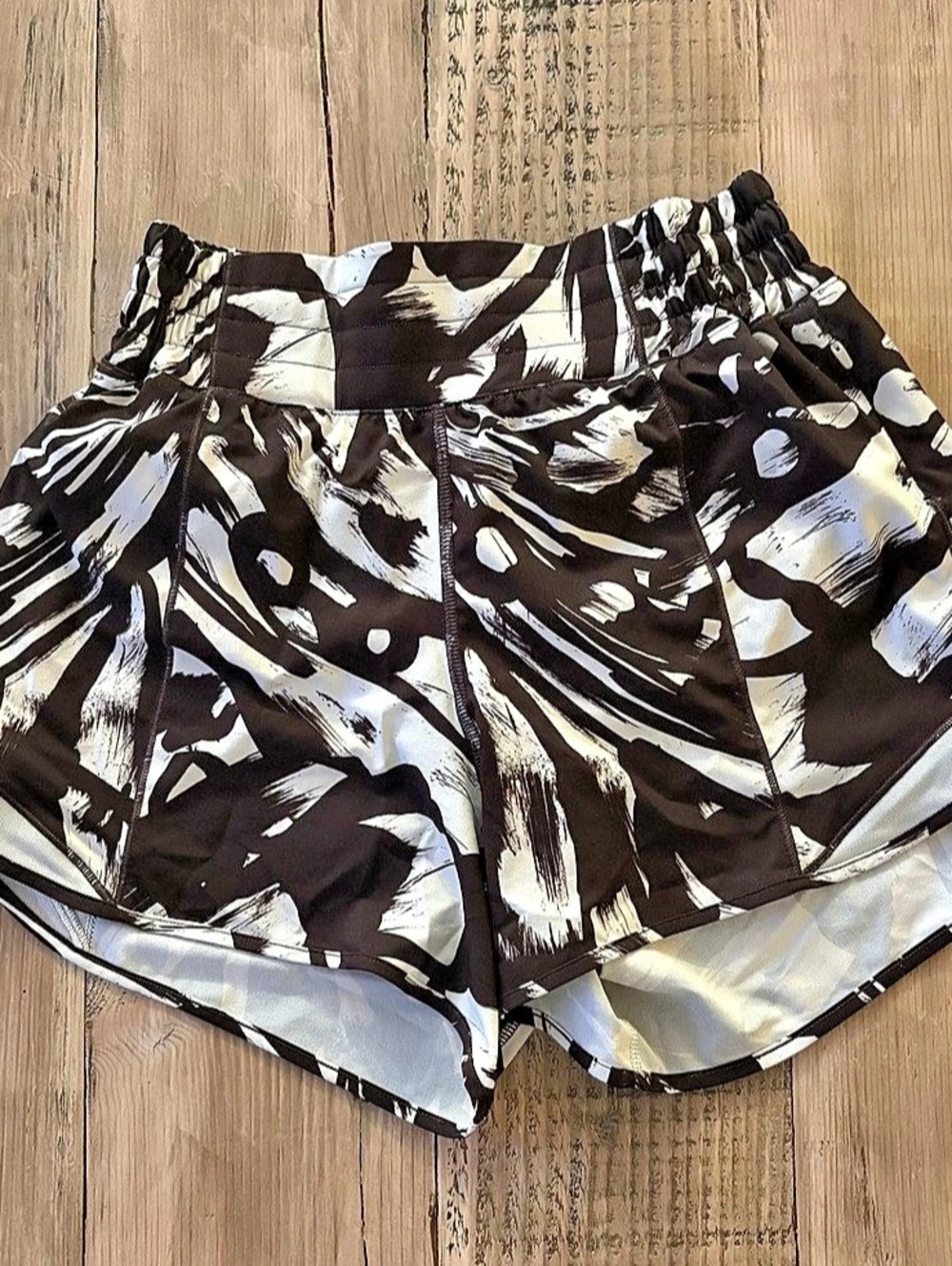 lululemon Hotty Hot High-Rise Lined Short 4" Size 4